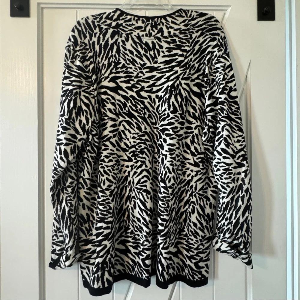 Dana Buchman Woman XL Black and White Animal Print V-Neck Zebra Shirt Top - Picture 2 of 8